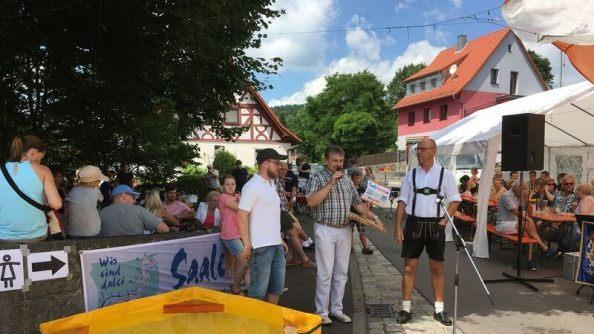Bei der Floßübergabe (von links): Steffen Fröhlich, der Vorsitzende des Musikzugs Wildflecken, Kuno Holzheimer von der Bayerischen Musikakademie Hammelburg und Wildfleckens Bürgermeister Gerd Kleinhenz.  Foto: Ralf Gundelach