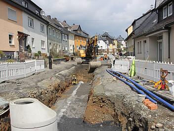 n der Reichenbacher Straße in Teuschnitz klafft ein großes Loch. Die Straße wird komplett erneuert, außerdem verlegt die Stadt neue Strom- und Wasserleitungen.  Bis Ende Oktober sollen die Arbeiten beendet sein.  Foto: Andreas Schmitt