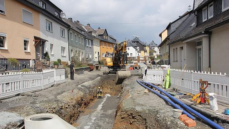 n der Reichenbacher Straße in Teuschnitz klafft ein großes Loch. Die Straße wird komplett erneuert, außerdem verlegt die Stadt neue Strom- und Wasserleitungen.  Bis Ende Oktober sollen die Arbeiten beendet sein.  Foto: Andreas Schmitt