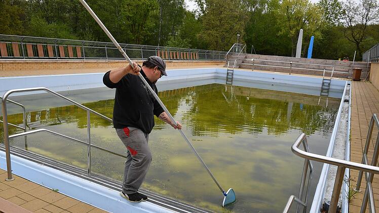 Im Nichtschwimmerbecken wird bald das alte Wasser abgelassen, damit es  gereinigt werden kann.  Foto: Ronald Rinklef
