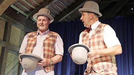 Varietékünstler Siegfried Mai (rechts) und Zuschauer Stefan bei der Hut-Jonglage