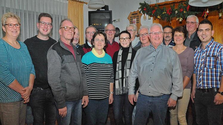 Die Gemeinderateratskandidaten des Bürgerforums Hetzles mit Bürgermeisterkandidat Edwin Schmidtlein (5. v. r.) Foto: Karl Heinz Wirth
