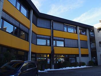 Der Haken liegt im Knick: Dort, wo Frankenwald-Gymnasium und Gottfried-Neukam-Mittelschule bisher mit Klassenzimmern nach Bedarf jonglieren, wird es einschneidende Veränderungen geben. Foto: Marco Meißner