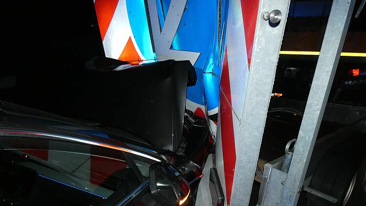 A73 bei Erlangen: Autofahrer kracht betrunken in Warnanh&auml;nger - Baustelle &uuml;bersehen