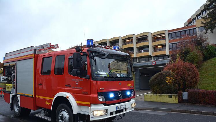 Über 50 Hilfskräfte rückten zum Parkwohnstift aus, wo es in der Küche zu einem Brand in einem Verteilerkasten kam - verletzt wurde niemand. Foto: Peter Rauch