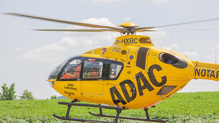 Lastwagen kommt von Stra&szlig;e ab und kippt um: Fahrer verstorben