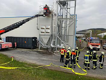Hammelburg: Brand in Westheimer Industriegebiet - Es war von "Flammen aus dem Dach" eines Gebäudes die Rede