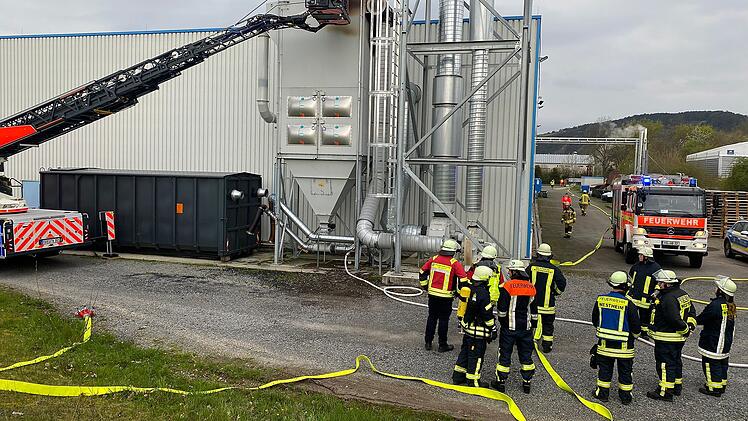 Hammelburg: Brand in Westheimer Industriegebiet - Es war von "Flammen aus dem Dach" eines Gebäudes die Rede