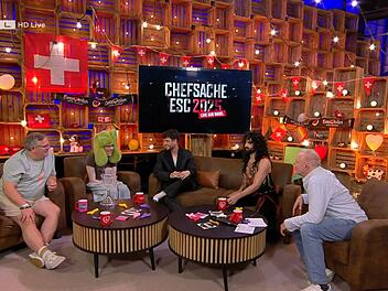 Als Nemo (Zweiter von links) anmerkt, dass es sich ja um den 69. ESC handelt, macht Stefan Raab (rechts) eine schlüpfrige Bemerkung in Richtung von Elton (links). Mit dessen Reaktion hat der RTL-Moderator aber offenbar nicht gerechnet.