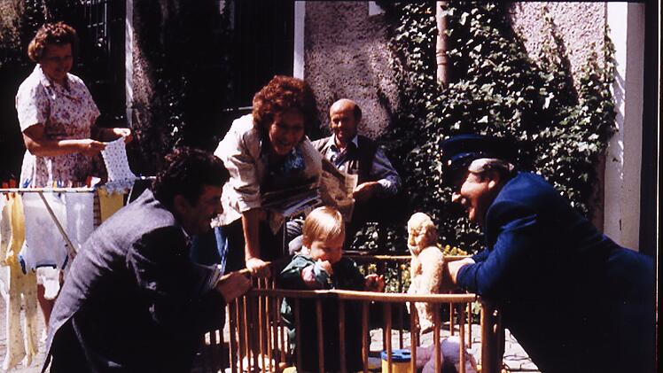 Idylle im Haidhauser Hinterhof: Martha(Veronika Fitz, Mitte), Costa (Janis Kyriakidis, zweiter von links) und Postbote Angerer (Willy Harlander, rechts) freuen sich &uuml;ber den Nachwuchs der Ostermeiers (Hans Stadlbauer und Sarah Camp).