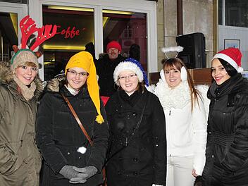 Mit dem richtigen Outfit kamen diese fünf jungen Damen zum Nikolaus-Rock auf den Marktplatz. Walter Vierrether (im Hintergrund) heizte mit entsprechender Musik ein.  Foto: niko
