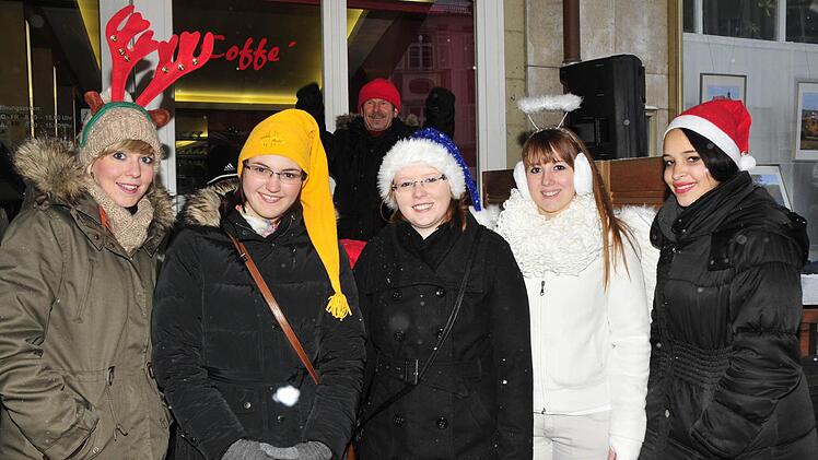Mit dem richtigen Outfit kamen diese fünf jungen Damen zum Nikolaus-Rock auf den Marktplatz. Walter Vierrether (im Hintergrund) heizte mit entsprechender Musik ein.  Foto: niko
