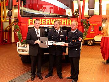 Bei der Schlüsselübergabe für das neue HLF, von links Bürgermeister Karsten Fischkal und die Kommandanten Hörrlein und HubertFotos: Johanna Blum