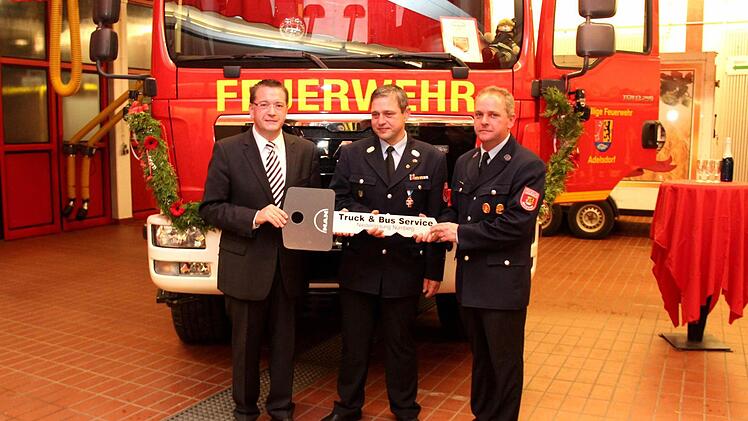 Bei der Schlüsselübergabe für das neue HLF, von links Bürgermeister Karsten Fischkal und die Kommandanten Hörrlein und HubertFotos: Johanna Blum