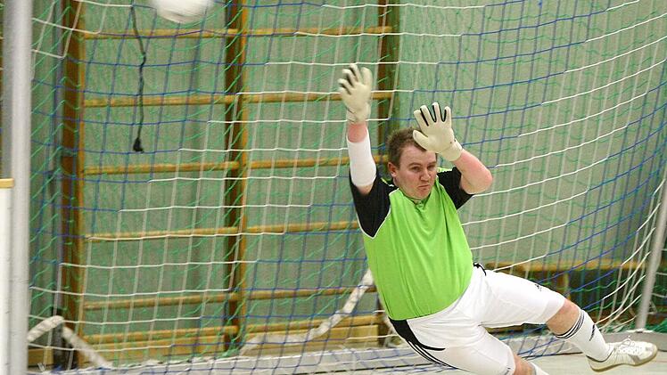 Nichts zu halten für Vatanspor-Keeper Patrick Drechsel.