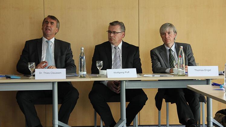 Mit Hilfe der LfA Förderbank Bayern können Unternehmen zinsverbilligte Darlehen erhalten. Das ist für die Firmen eine spürbare Entlastung. Das Bild zeigt (von links): den stellvertretenden LfA-Vorstandsvorsitzenden Thies Claussen, Wolfgang Puff von der WSE Kronach und Thomas Engel von der Regierung von Oberfranken.   Foto: Friedwald Schedel