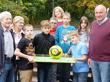 Das Euerdorfer Ehepaar Otto und Karin Klabuch (von links) übergab den Schülern der Saaletal-Schule und ihrem Rektor Norbert Paul eine Spende in Höhe von 500 Euro.  Foto: privat