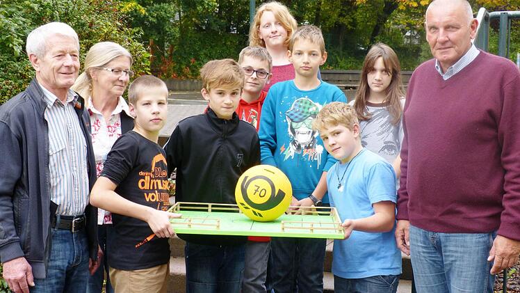 Das Euerdorfer Ehepaar Otto und Karin Klabuch (von links) übergab den Schülern der Saaletal-Schule und ihrem Rektor Norbert Paul eine Spende in Höhe von 500 Euro.  Foto: privat