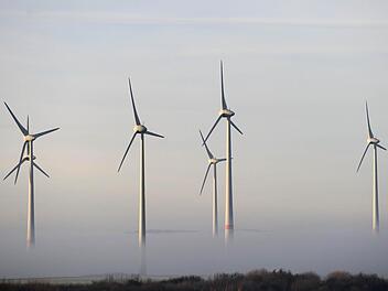 Windkraftanlagen ragen aus dem Bodennebel heraus, Der Windpark auf Thurnauer Gemeindegebiet soll, geht es nach den Projektplanern, 2015 verwirklicht werden. Foto: dpa/Archiv