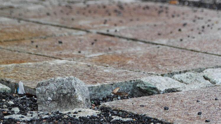 Vandalen haben Pflastersteine vor der Bad Brückenauer Stadtpfarrkirche herausgerissen. Foto: Ulrike Müller
