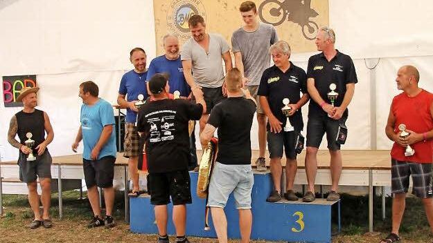 Auf das Siegerpodest steigen hier die Erstplatzierten in den Seitenwagen-Gespannen des "Veteranen-Cups".