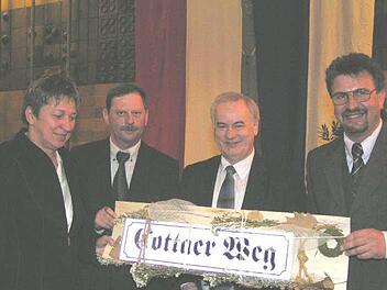 2006 überreichte Doris Mühle (Partnergemeinde Cotta) an Weißenohes Bürgermeister Rudi Braun (zweiter von rechts) schon mal ein Straßenschild Cottaer Weg. Es gab noch keinen Weg, um das Schild aufzustellen. Doch der Fränkische Fernwanderweg wurde neu ausgewiesen, in Weißenohe im Bereich "Katzberg". Dieser Weg wird die Bezeichnung "Cottaer Weg" erhalten.  Foto: Archiv
