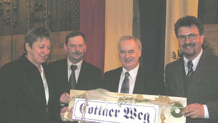 2006 überreichte Doris Mühle (Partnergemeinde Cotta) an Weißenohes Bürgermeister Rudi Braun (zweiter von rechts) schon mal ein Straßenschild Cottaer Weg. Es gab noch keinen Weg, um das Schild aufzustellen. Doch der Fränkische Fernwanderweg wurde neu ausgewiesen, in Weißenohe im Bereich "Katzberg". Dieser Weg wird die Bezeichnung "Cottaer Weg" erhalten.  Foto: Archiv