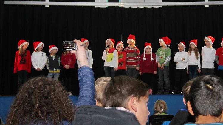Das Lied von der Weihnachtsmaus filmt Mama mit dem Handy mit.