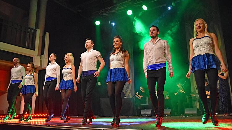 Eine atemberaubende Show boten die Tänzer, die Musiker und die Sängerin Jessy Whitehead in der Stadthalle Haßfurt in der Produktion "Spirit of Ireland" von Michael Carr. Foto: Ulrike Langer