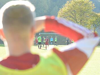 Unser Bild zeigt einen ungewöhnlichen Blick aufs Bezirksliga-Spiel des SV Ramsthal gegen FT Schweinfurt, bei dem die zuletzt so gebeutelten Gastgeber als 3:0-Sieger vom Platz gingen. Foto: ssp