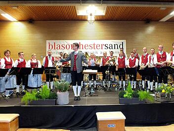 Unter der Leitung des Dirigenten Thomas Nees gestaltete das Blasorchester Sand ein gelungenes Frühjahrskonzert. Unser Bild zeigt die komplette Formation.  Fotos: Alfons Beuerlein