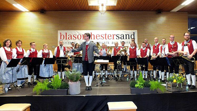 Unter der Leitung des Dirigenten Thomas Nees gestaltete das Blasorchester Sand ein gelungenes Frühjahrskonzert. Unser Bild zeigt die komplette Formation.  Fotos: Alfons Beuerlein