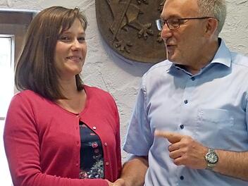 Beate Nüßlein wird von Helmut Krämer begrüßt. Foto: Carmen Schwind