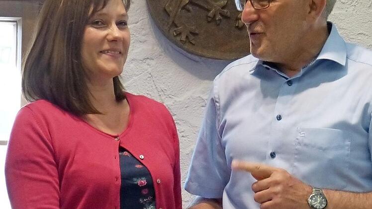 Beate Nüßlein wird von Helmut Krämer begrüßt. Foto: Carmen Schwind