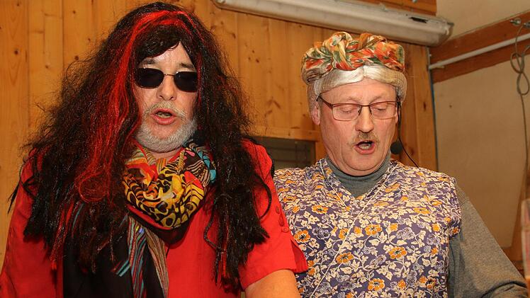 Mit großer Spannung erwartet  wurde die Rede von den Tratschtanten Erna (Gerold Dinkel, links) und Babett (Hans-Eduard-Dinkel, rechts). Dabei wurde das Ortsgeschehen aufs Korn genommen. Foto: Michael Stelzner