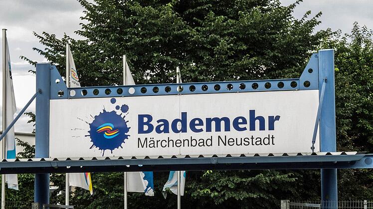 Unter der k&uuml;nstlerischen Leitung von Hans St&auml;hli probt das Orchester der Musikfreunde Neustadt f&uuml;r das Open-Air-Konzert "Classic & Picknick".Foto: Archiv/Jochen Berger