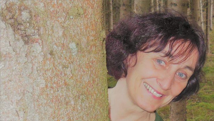 Margit Schreppel führt beim "Waldbaden" durch den Forst rund um Vierzehnheiligen.Archiv Margit Schreppel