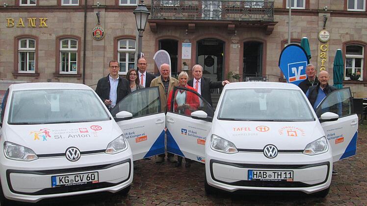 Zwei neue Fahrzeuge für den Einsatz im Sozialbereich übergab die VR-Bank (von links): Stephan Schilde, Christine Benkert, Tafel-Ehrenvorsitzender Winfried Benner, Luise Smolik, Roland Knoll sowie Bruno Holzinger und Ewald Hupp.  Foto: Winfried Ehling