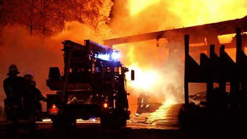 In Lichtenfels hat ein Holzlager gebrannt. Jetzt ermittelt die Kripo. Symbolfoto: Marcus Führer/dpa