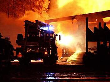 In Lichtenfels hat ein Holzlager gebrannt. Jetzt ermittelt die Kripo. Symbolfoto: Marcus Führer/dpa