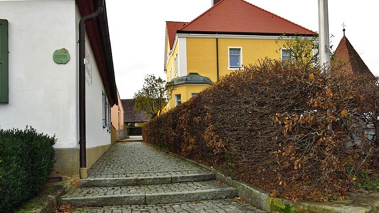 Der Fußweg hinauf von der Neunkirchener Straße zum Pfarrhaus in Effeltrich. Foto: Dagmar Niemann