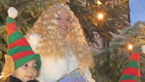 Christkind Sophia Swatschek bei ihrem Prolog mit den Wichteln Stella Grieshammer und Matilda Layer Fotos: Christian Licha/B.rigitte Krause