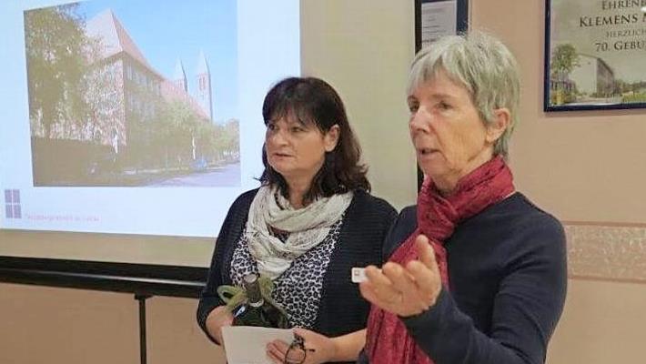 Christine Schröder (l.) freut sich über die Spende, die ihr die Pfarrgemeinderatsvorsitzende Renate Lang überreichte. Foto: Heike Reinersmann