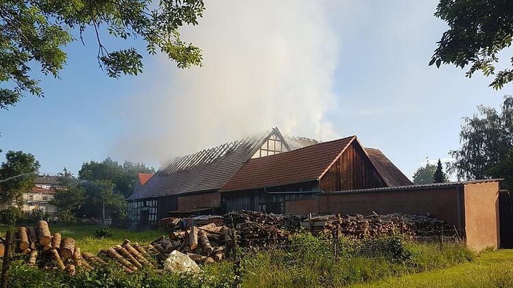 Wohnhaus und Lagerhalle stehen in Flammen: Mehrere Bewohner und Feuerwehrleute verletzt