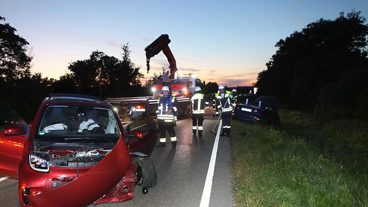 Pkw-Fahrer kommt auf Gegenfahrbahn: Zwei Verletzte auf B13 bei Ansbach