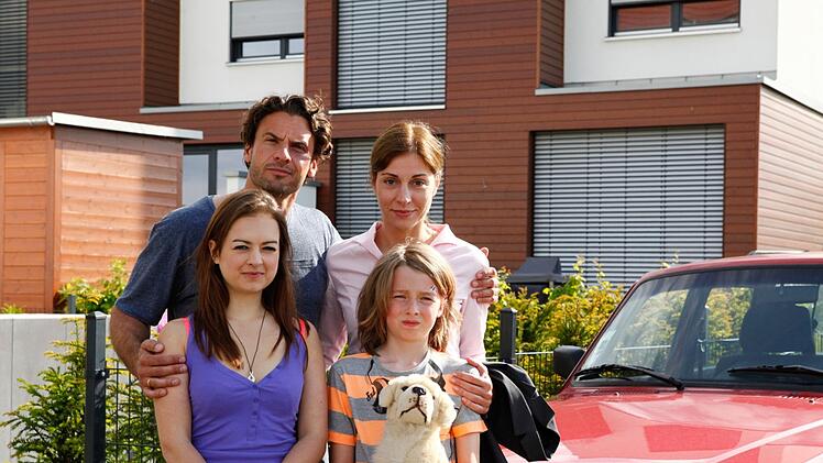 Eine ganz normale Spie&szlig;erfamilie? Von wegen! Die B&ouml;rners (von links: Michelle Barthel, Stephan Luca, Ulrike C. Tscharre und Oskar M&uuml;ller) wirbeln den Vorstadtbezirk ganz sch&ouml;n auf.