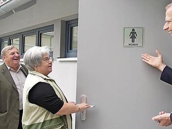 Doris Wüstner hätte lieber Damen als Women gelesen, aber mit der Qualität der neuen Toilettenanlage samt Sicherheitswache ist sie wie Bürgermeister German Hacker und Architekt Helmut Popp zufrieden.  Foto: Pauline Lindner