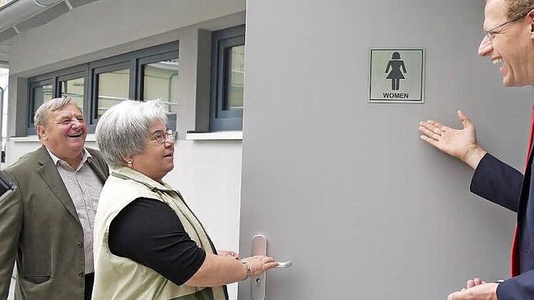 Doris Wüstner hätte lieber Damen als Women gelesen, aber mit der Qualität der neuen Toilettenanlage samt Sicherheitswache ist sie wie Bürgermeister German Hacker und Architekt Helmut Popp zufrieden.  Foto: Pauline Lindner
