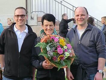 Die neuen Gemeindevertreter von Hassenbach, Mario Götz (links) und Frank Reuter, mit der scheidenden Ortsbauftragten Gabriele Pentenrieder.  Foto: Straub