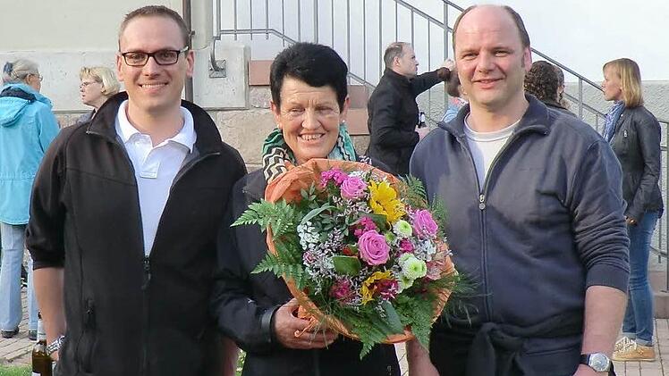 Die neuen Gemeindevertreter von Hassenbach, Mario Götz (links) und Frank Reuter, mit der scheidenden Ortsbauftragten Gabriele Pentenrieder.  Foto: Straub